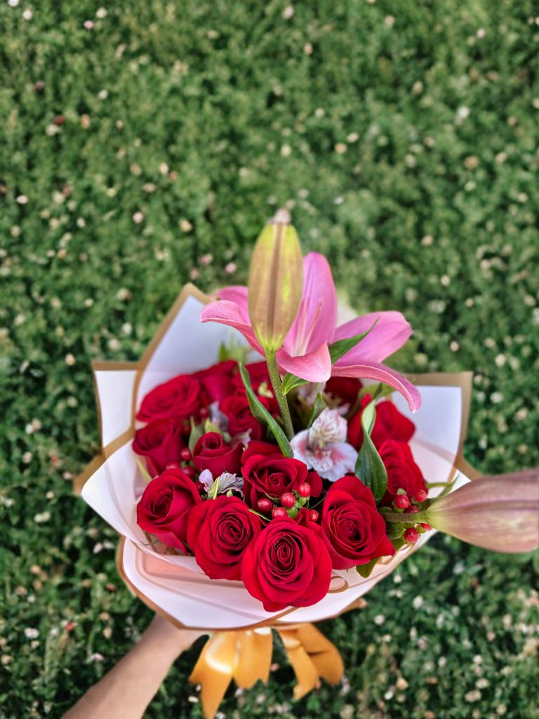 Ramo de 12 rosas mixto