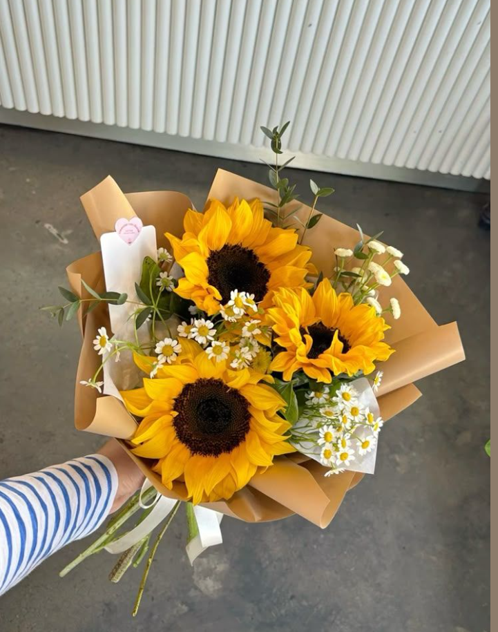🌻✨ Arreglo de Girasoles– Brillo y Alegría ✨🌼