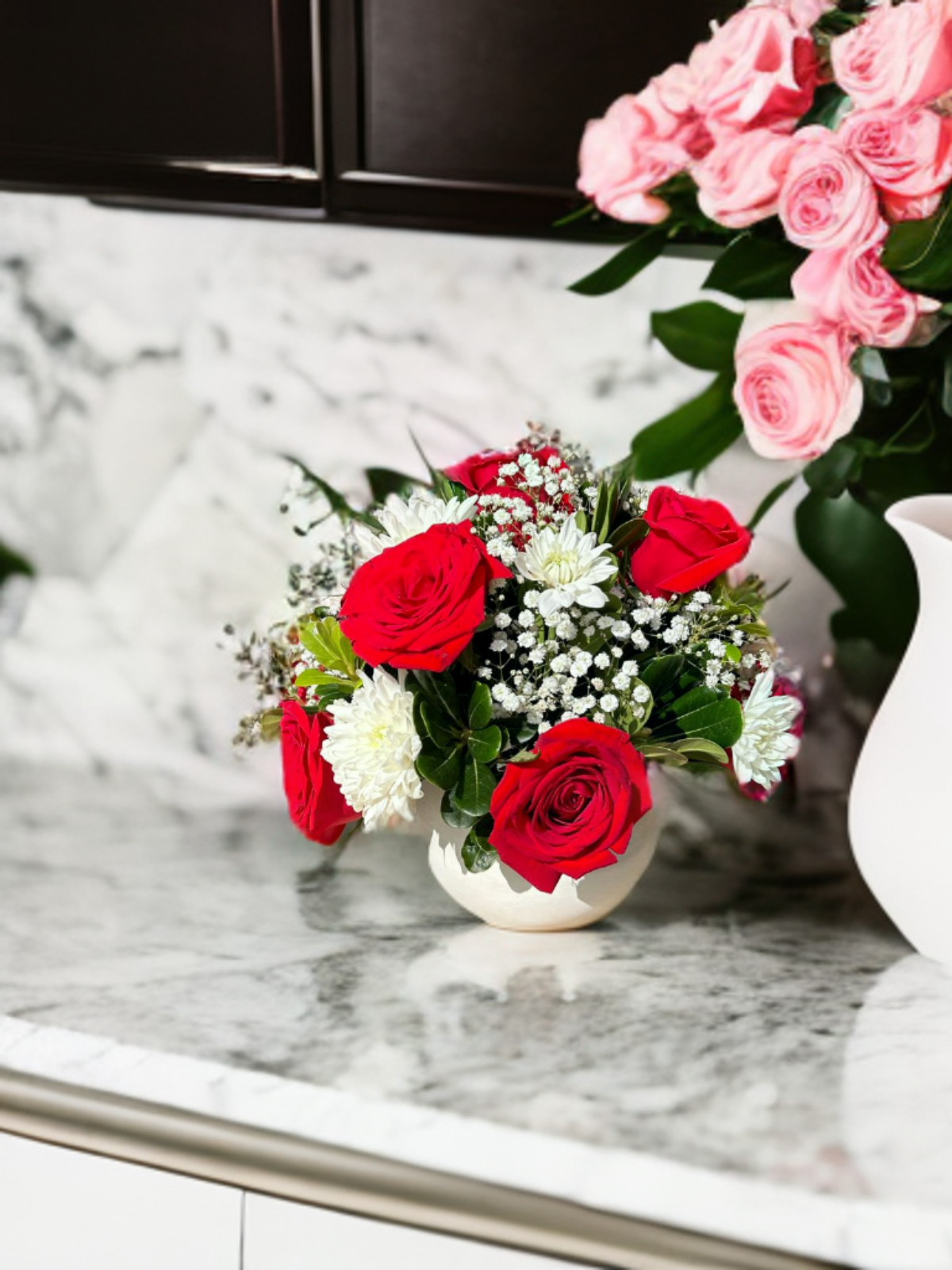 Arreglo chico de 12 rosas con follaje verde y blanco en conjunto de margaritas